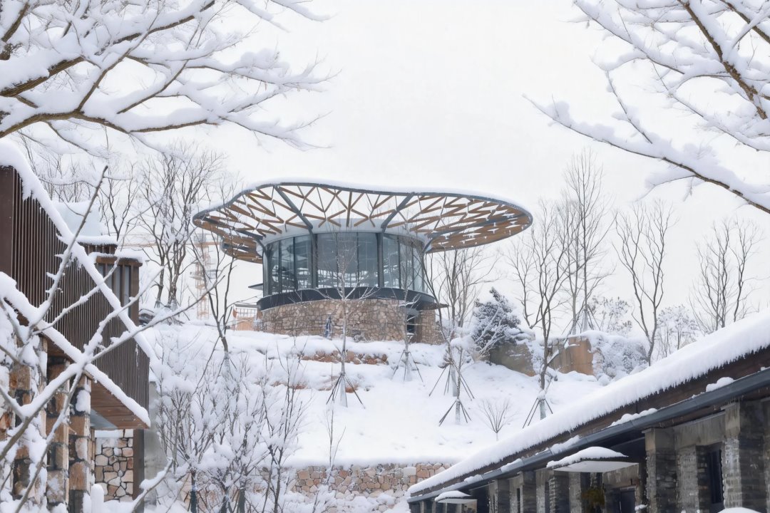雪后的矾灵森林观景建筑
